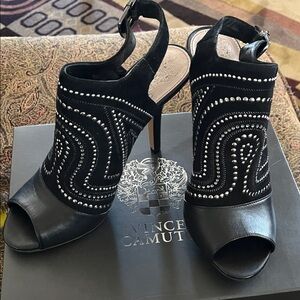 Vince Camuto Monochrome Crest Design